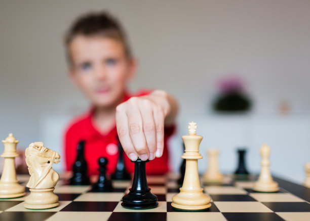 孩子下国际象棋素材图片