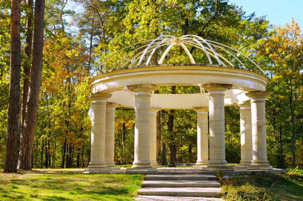 秋天公园里美丽的凉亭图片下载