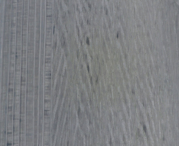 翻耕过的田地的俯视图图片下载