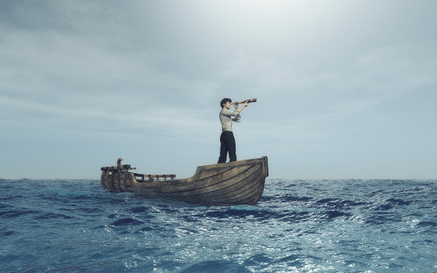 拿着单筒望远镜的男人图片下载