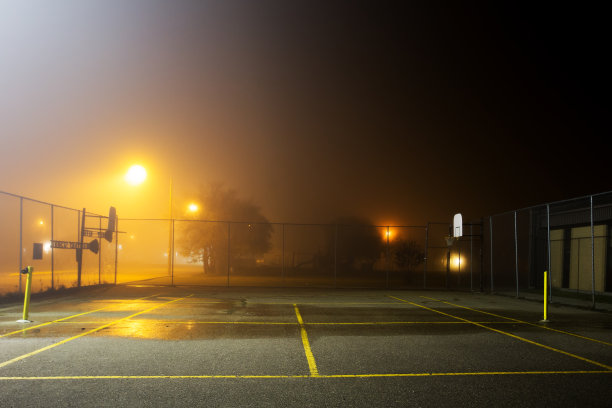 晚上的网球场图片下载