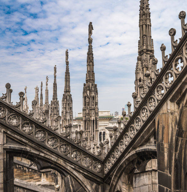 米兰大教堂的屋顶露台，伦巴第亚，意大利图片下载