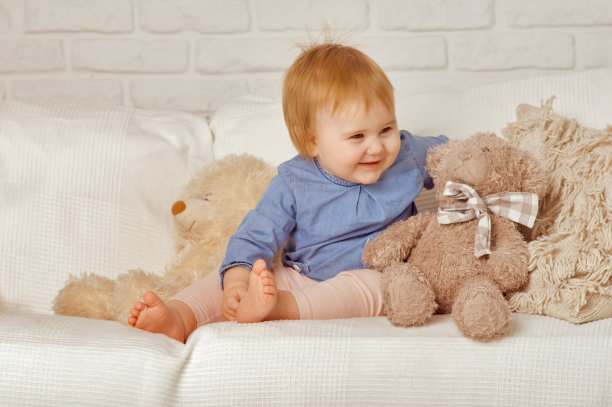 在玩具旁边穿着牛仔裤夹克的孩子图片下载