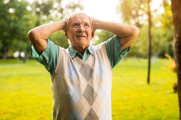 绝望中抱头的人。图片下载