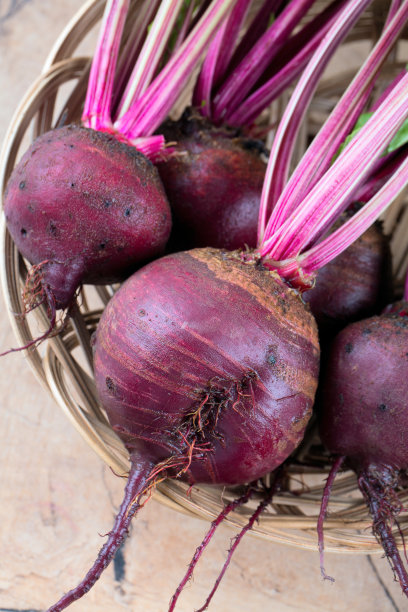 新鲜的甜菜在木头表面图片下载
