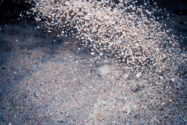 扔向空中的卵石图片下载