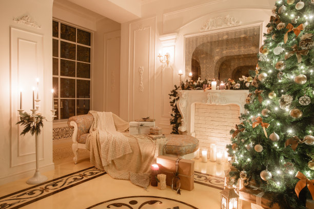 烛光下的圣诞夜晚。带有白色壁炉的经典公寓图片下载