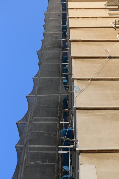 蓝天下的管道施工。图片下载