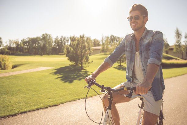 在公园骑单车的人图片下载