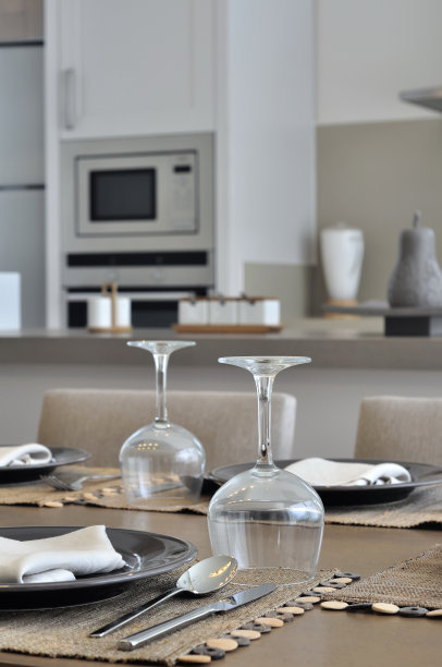 餐桌上图片下载