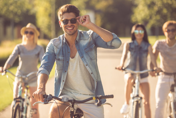 朋友们在公园里骑车图片下载