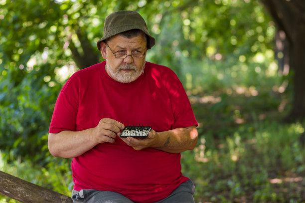 下棋的时候，男人在思考下一步该怎么走图片下载