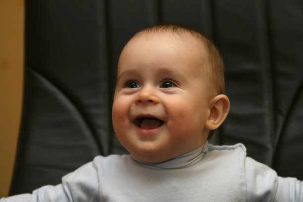 婴儿在椅子上图片下载