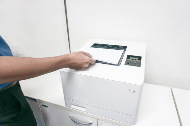 商人将纸张放入打印机以复印文件图片下载