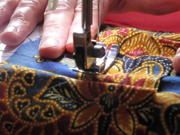 双手放在缝纫机上图片下载