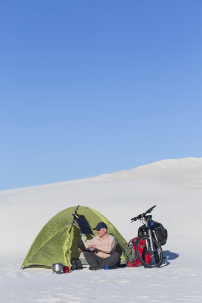 穿越沙漠。图片下载