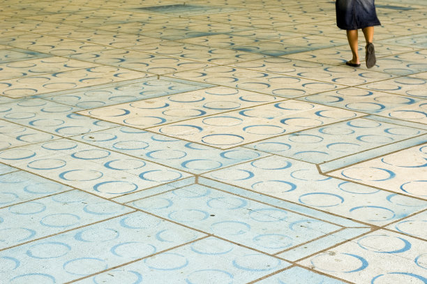 走在人行道上图片下载