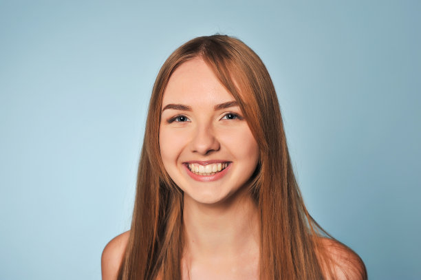 年轻有趣的女孩为他奢华的头发而高兴图片下载