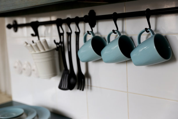 杯子在厨房的墙上图片下载