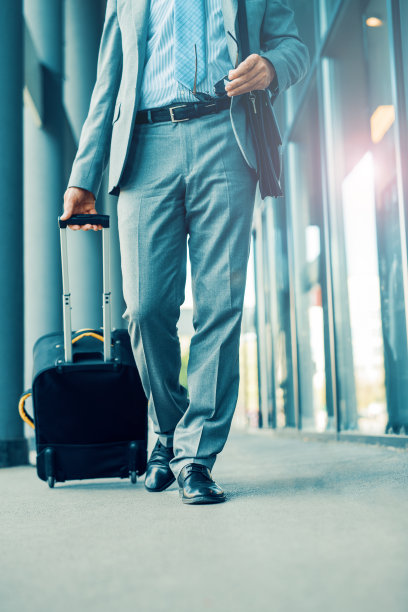 在机场带着行李的商人图片下载