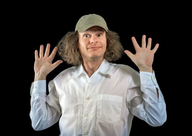 戴着帽子的人举手挥舞图片下载