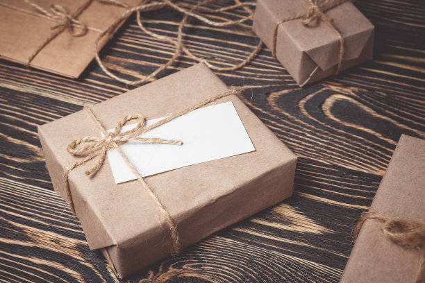 古董礼盒与空白标签上的旧木制背景。图片下载