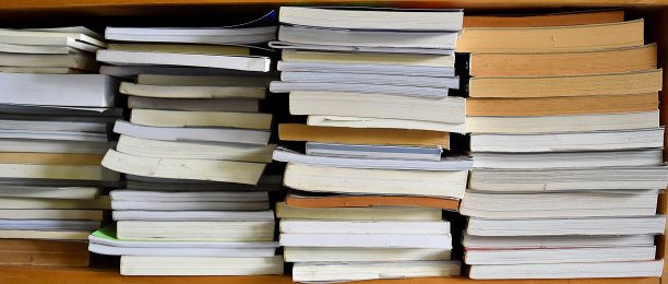 书架上有一堆堆的旧平装书图片下载