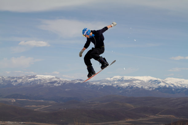 滑雪跳跃图片下载