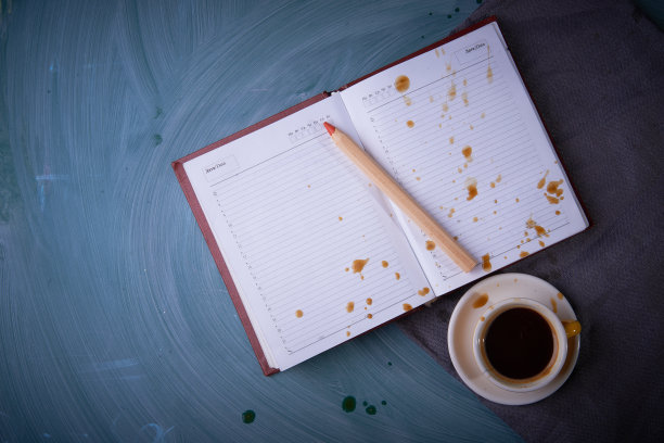 咖啡溅到了打开的笔记本上。图片下载