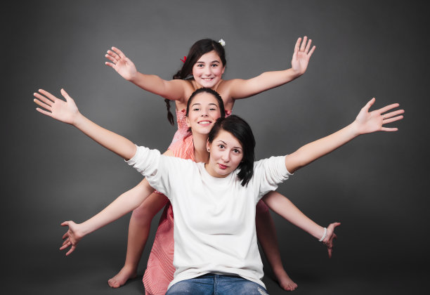 三个年轻女孩在工作室图片下载