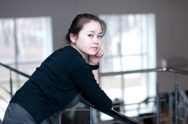 迷人的亚洲女人放松在房子里图片下载