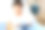 学龄男孩在医院病床上玩平板电脑图片下载