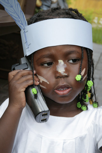 年轻女孩伪装通话电话图片下载