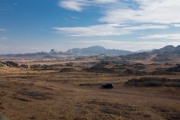 汽车在山与山之间的道路上图片下载
