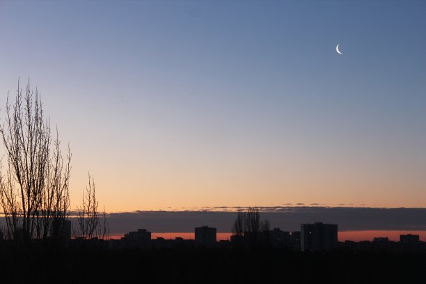 黄昏笼罩着小镇图片下载