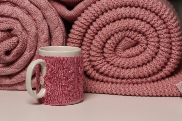 扭曲的粉色毯子和杯子。近距离图片下载