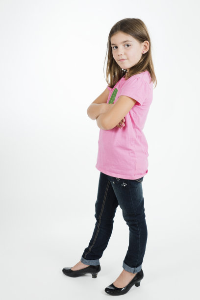 双臂交叉的女孩图片下载