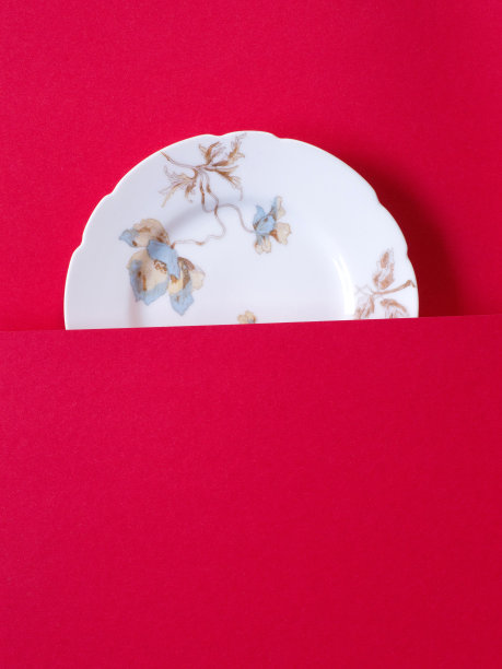 红色背景的复古瓷盘。图片下载