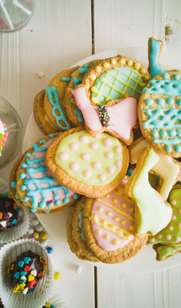 白色木制书桌上装饰复活节饼干的色调照片图片下载
