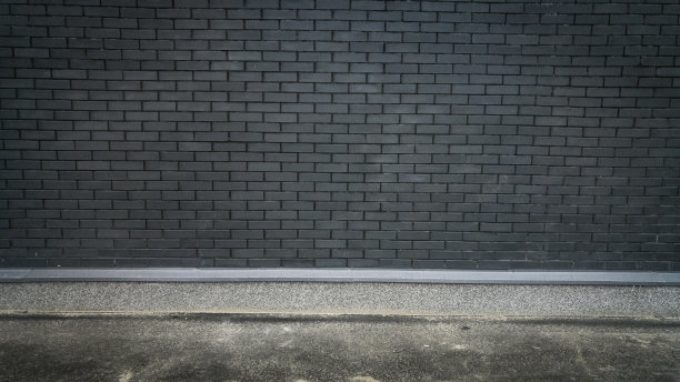 混凝土地板和黑色砖墙的水平照片图片下载