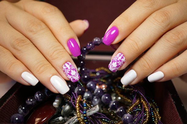 美丽明亮的自然指甲与完美干净的指甲。图片下载