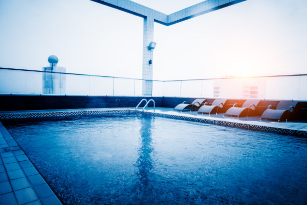 酒店屋顶游泳池图片下载