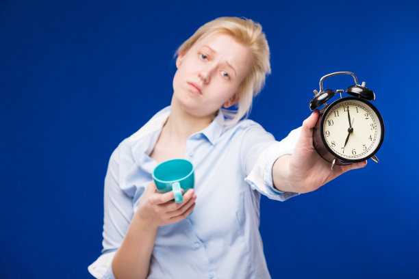 拿着杯子和闹钟的女孩图片下载