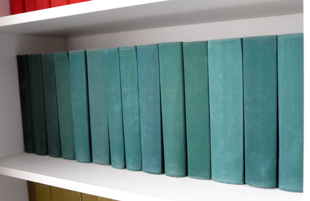 绿色的书在书架上图片下载