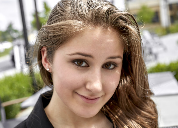 一个年轻女人的大头照图片下载