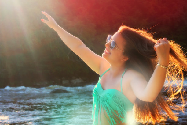 享受自然的快乐女人图片下载