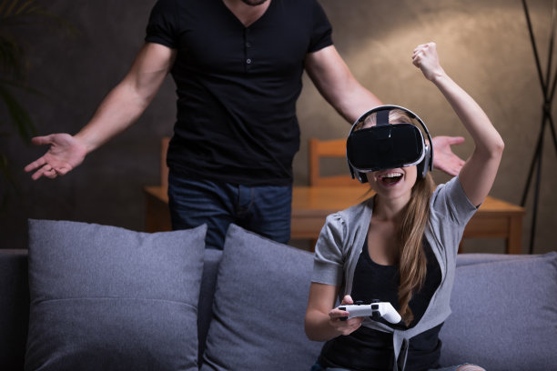 女性使用VR眼镜图片下载