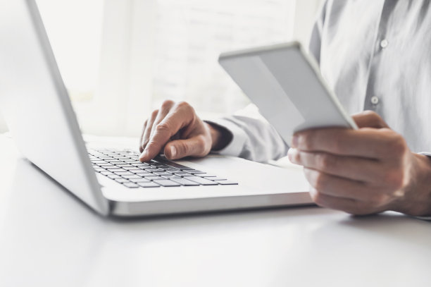 用智能手机和笔记本电脑的男人图片下载