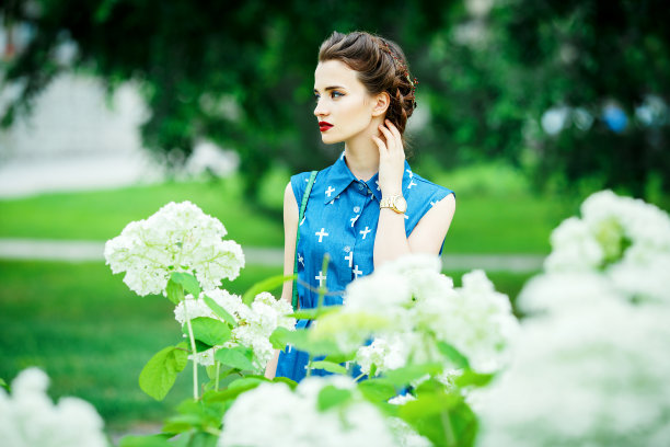 穿着蓝色背心裙的小女孩在城市里走来走去图片下载