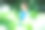 穿着蓝色背心裙的小女孩在城市里走来走去图片下载